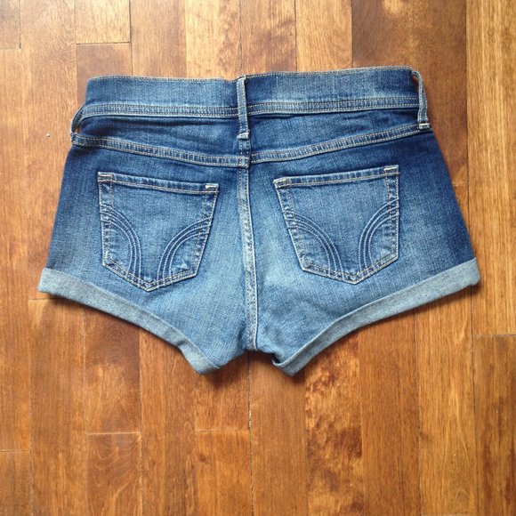 *NWOT* Hollister - Dark Wash Cuffed Shorts - Picture 3 of 4